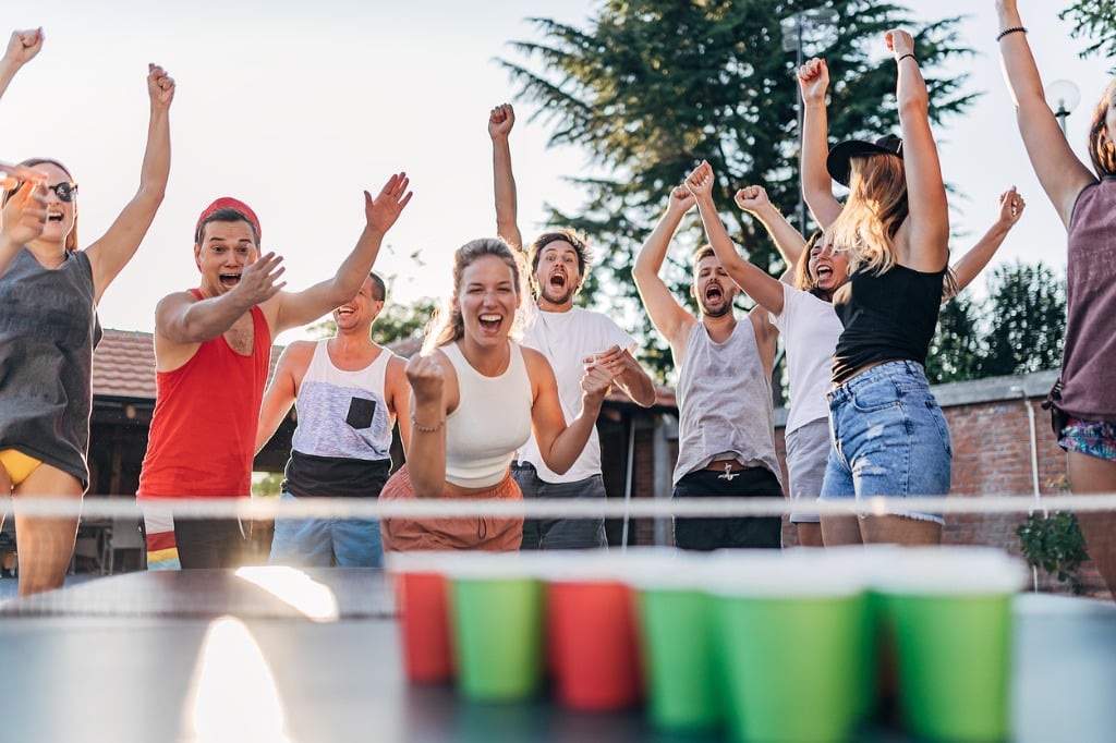 people-playing-beer-pong