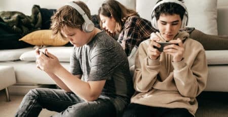 kids-on-phones-disengaged-scaled