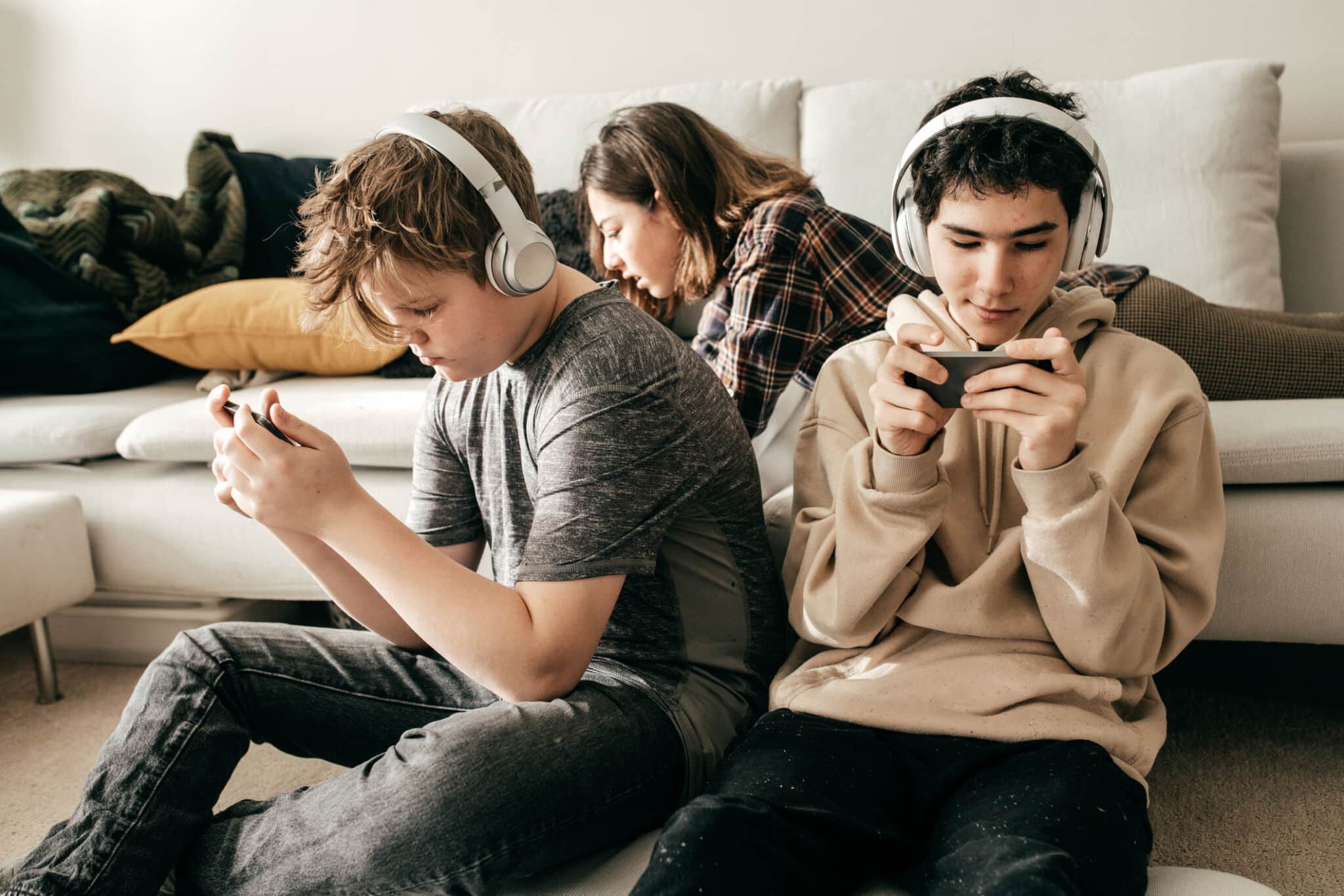 kids-on-phones-disengaged-scaled